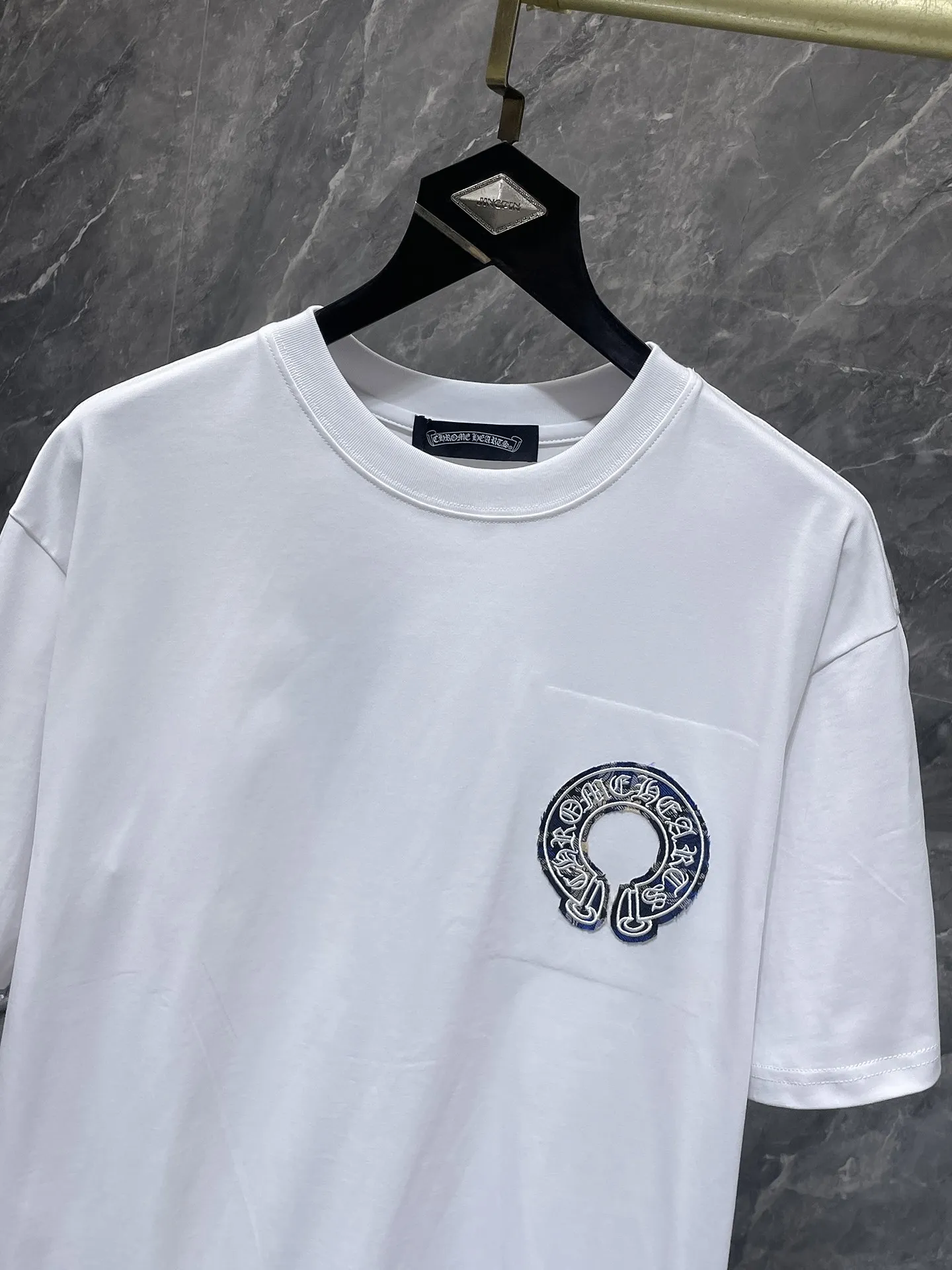 P160 New Chrome Hearts 25ss for summer. High-weight, environmentally friendly and high-quality top-grade fabric. 280g Chrome Horseshoe Contrast Color Patch Short Sleeves. Heavy-duty pure hand-cut patch embroidery technology. Counter synchronization. Re-engraved version 1:1. Recommended Color: Black White. Size: S, M, L, XL.